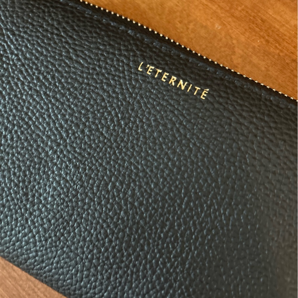 L Eternite Women’s Zippered Black Wallet - Picture 3 of 11